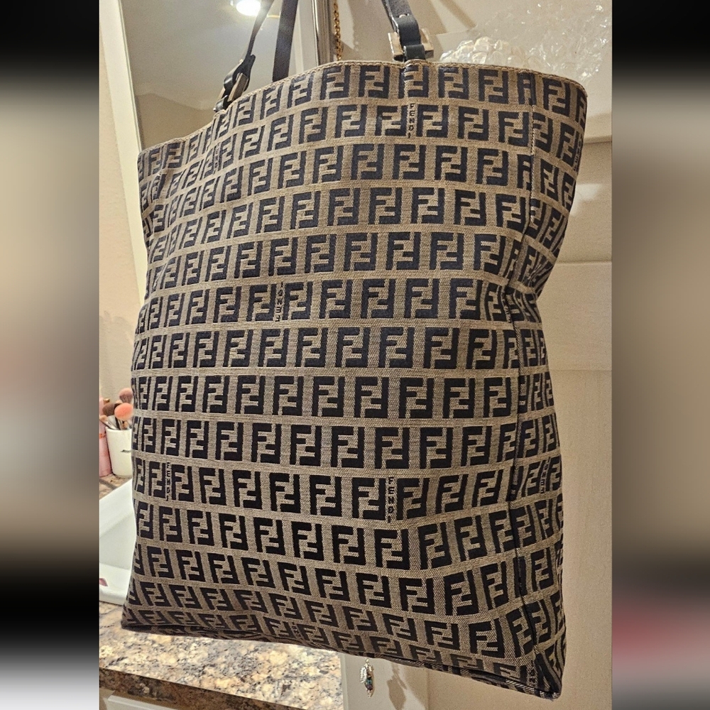 ***SOLD!!*** Fendi Zucca Totebag! COA included - Picture 9 of 13
